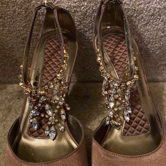 VALERIE STEVENS(NWOT)-BEAUTIFUL! 1ST CLASS! BROWN SATIN POINTED TOE DRESS SHOE - Picture 3 of 7